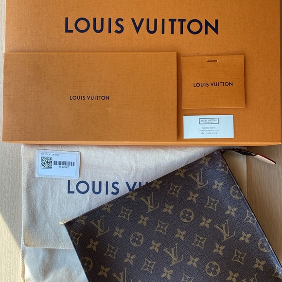 LOUIS VUITTON Toiletry Pouch 26 - Monogram Leather - Picture 7 of 7